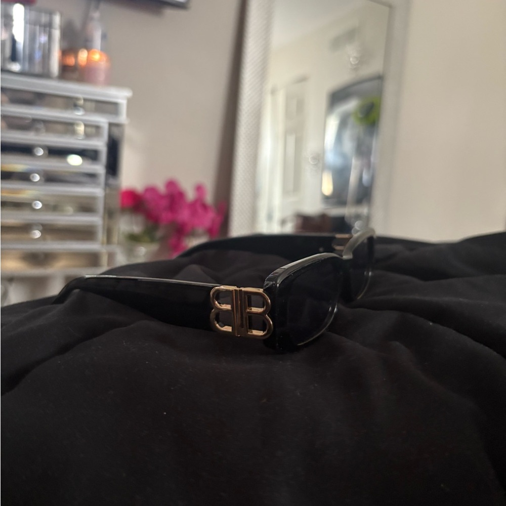 Sleek Black Sunglasses with Metallic Detail